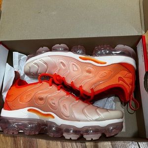 NEW WOMENS NIKE VAPORMAX SIZE 9